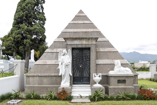 La piramide obra situada en el panteón de la famlia Jimenez bonnefil, donde descansan los restos del ing lesmes