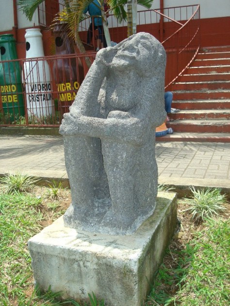 Estatua de piedra que repr. el pasado ingígena de Aserri y al cacique q dio el nombre al cantón