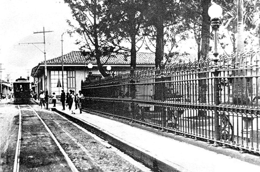 Calle Primera, acera del Parque Central, 1918. (Foto Gomez Miralles).